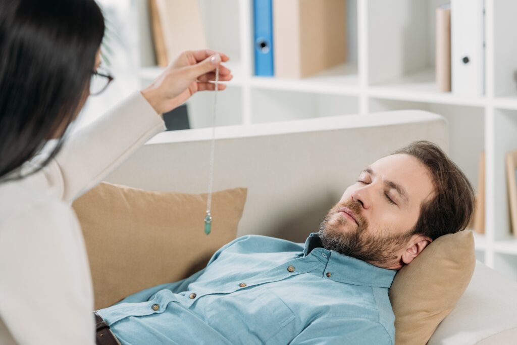 Quels sont les bénéfices de l'EFT clinique pour les hypnothérapeutes, sophrologues, psychopraticiens et praticiens en PNL ?